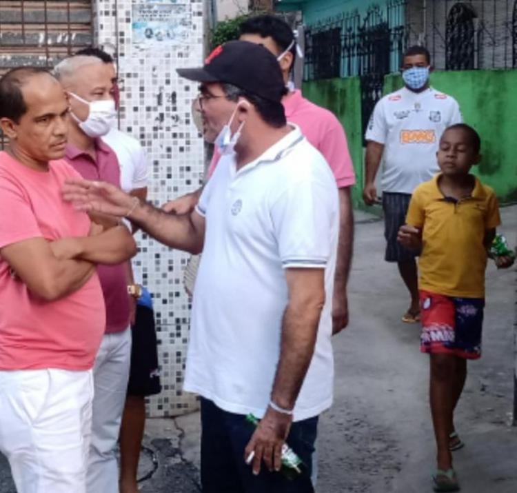Na imagem, ele aparece com latas de cerveja na mão, além de não respeitar a distância exigida pelas autoridades | Foto: Cidadão Repórter | Via WhatsApp - Foto: Divulgação Na imagem, ele aparece com latas de cerveja na mão, além de não respeitar a distância exigida pelas autoridades | Foto: Cidadão Repórter | Via WhatsApp - Foto: Divulgação
