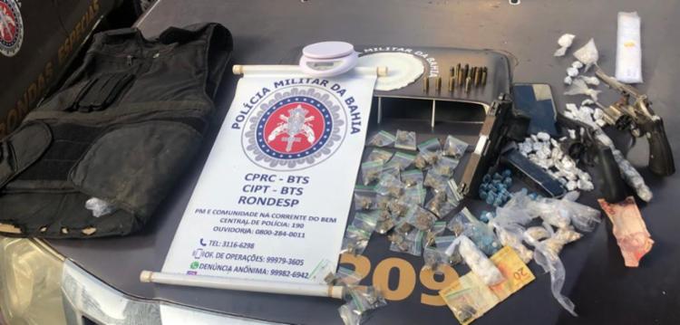 Armas, munições, colete balístico e entorpecentes foram apreendidos na ação | Foto: Divulgação | SSP - Foto: Divulgação | SSP Armas, munições, colete balístico e entorpecentes foram apreendidos na ação | Foto: Divulgação | SSP - Foto: Divulgação | SSP