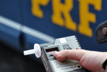 Embriagado e sem CNH, motorista de 18 anos é detido após quase atropelar agente