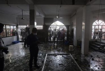 Explosão de gasoduto mata 16 pessoas em mesquita de Bangladesh | Muniz uz Zaman | AFP