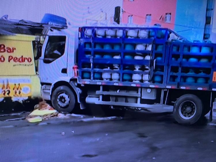 Bar fica parcialmente destruído após impacto da colisão no bairro de Cajazeiras | Foto: Reprodução | TV Bahia - Foto: Reprodução | TV Bahia Bar fica parcialmente destruído após impacto da colisão no bairro de Cajazeiras | Foto: Reprodução | TV Bahia - Foto: Reprodução | TV Bahia