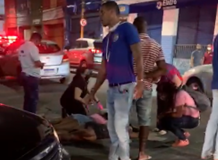 Meninas estariam bêbadas quando atravessaram a rua e foram atropeladas | Foto: Cidadão Repórter | via WhatsApp - Foto: Cidadão Repórter | via WhatsApp Meninas estariam bêbadas quando atravessaram a rua e foram atropeladas | Foto: Cidadão Repórter | via WhatsApp - Foto: Cidadão Repórter | via WhatsApp