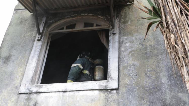 Casa pega fogo no bairro do Rio Vermelho, em Salvador | Foto: Divulgação | Corpo de Bombeiros