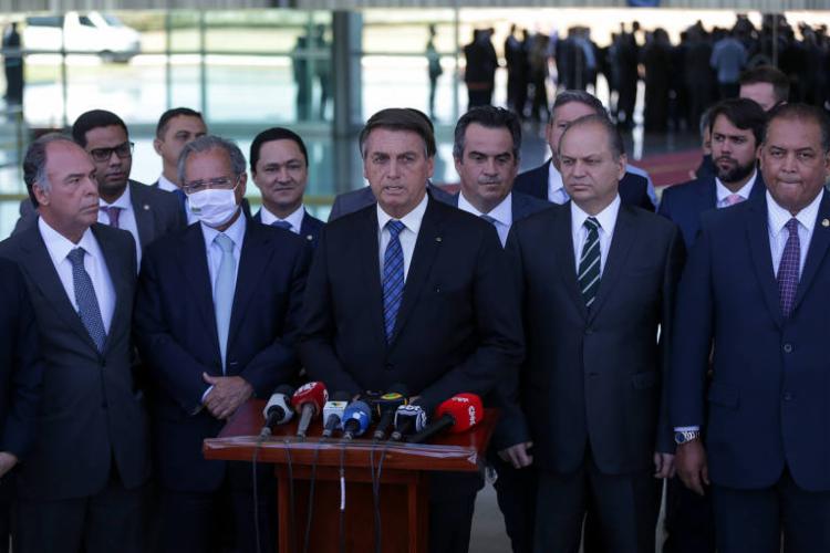 Junto com ministros, Bolsonaro anunciou a prorrogação do Auxílio Emergencial - Foto: Agencia Brasil Junto com ministros, Bolsonaro anunciou a prorrogação do Auxílio Emergencial - Foto: Agencia Brasil