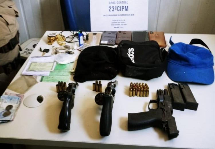 Em Tancredo Neves, foram apreendidos uma pistola calibre 9mm, dois revólveres calibre 38, carregador, munições, porções de drogas | Foto: Divulgação | SSP-BA - Foto: Divulgação | SSP-BA Em Tancredo Neves, foram apreendidos uma pistola calibre 9mm, dois revólveres calibre 38, carregador, munições, porções de drogas | Foto: Divulgação | SSP-BA - Foto: Divulgação | SSP-BA
