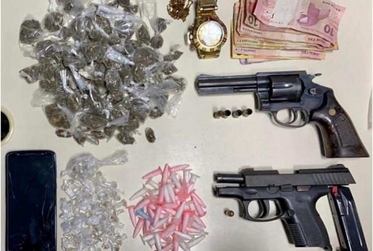 Com a dupla de traficantes, foram apreendidos pistola, revólver e drogas | Foto: Divulgação | SSP-BA - Foto: Divulgação | SSP-BA Com a dupla de traficantes, foram apreendidos pistola, revólver e drogas | Foto: Divulgação | SSP-BA - Foto: Divulgação | SSP-BA