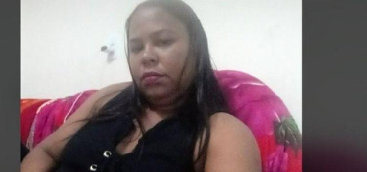 A vítima estava retornando do trabalho ao ser atingida pelo disparo | Foto: Reprodução | Redes Sociais - Foto: Foto: Reprodução | Redes Sociais A vítima estava retornando do trabalho ao ser atingida pelo disparo | Foto: Reprodução | Redes Sociais - Foto: Foto: Reprodução | Redes Sociais