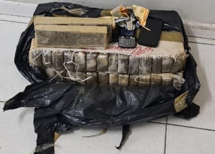 Equipes do Depom abordaram o suspeito em um veículo, onde a droga estava escondida no porta-malas - Foto: Divulgação | Polícia Civil Equipes do Depom abordaram o suspeito em um veículo, onde a droga estava escondida no porta-malas - Foto: Divulgação | Polícia Civil