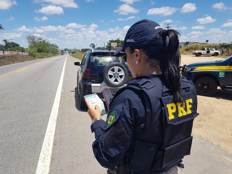 As fiscalizações da PRF na Bahia flagraram, ainda, 8 condutores sob efeito de álcool e 13 crianças sem cadeirinha | Foto: Divulgação | PRF-BA - Foto: Divulgação | PRF-BA As fiscalizações da PRF na Bahia flagraram, ainda, 8 condutores sob efeito de álcool e 13 crianças sem cadeirinha | Foto: Divulgação | PRF-BA - Foto: Divulgação | PRF-BA