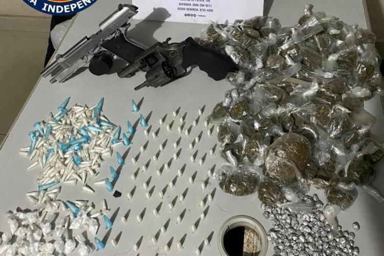 Com a dupla fora apreendidos armas e drogas | Foto: Divulgação | SSP - Foto: Divulgação | SSP Com a dupla fora apreendidos armas e drogas | Foto: Divulgação | SSP - Foto: Divulgação | SSP