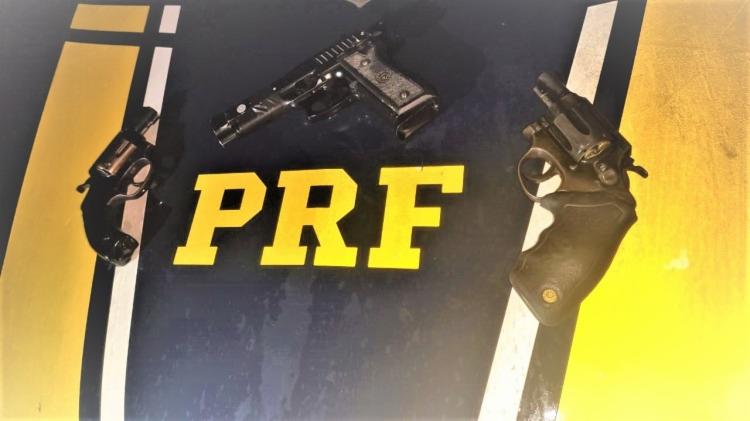Agentes da PRF apreenderam duas armas de fogo, 10 munições calibre 38 e um simulacro de pistola | Foto: Divulgação | PRF - Foto: Divulgação | PRF Agentes da PRF apreenderam duas armas de fogo, 10 munições calibre 38 e um simulacro de pistola | Foto: Divulgação | PRF - Foto: Divulgação | PRF