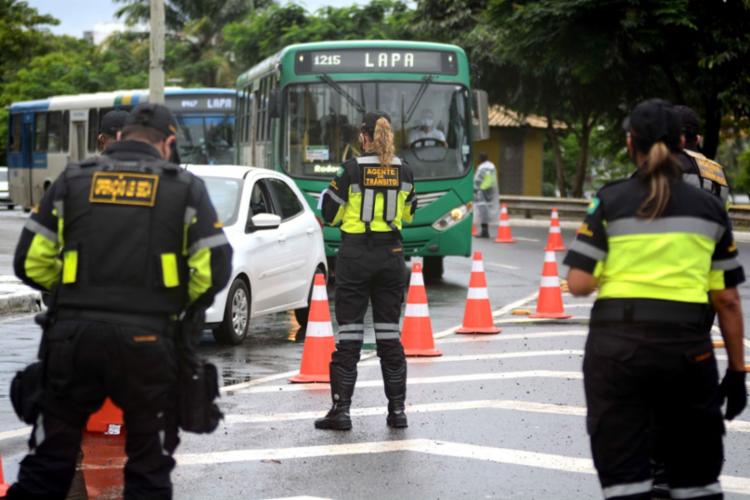 Seis veículos foram apreendidos e outras 37 infrações diversas foram registradas | Foto: Divulgação | Transalvador - Foto: Divulgação | Transalvador Seis veículos foram apreendidos e outras 37 infrações diversas foram registradas | Foto: Divulgação | Transalvador - Foto: Divulgação | Transalvador