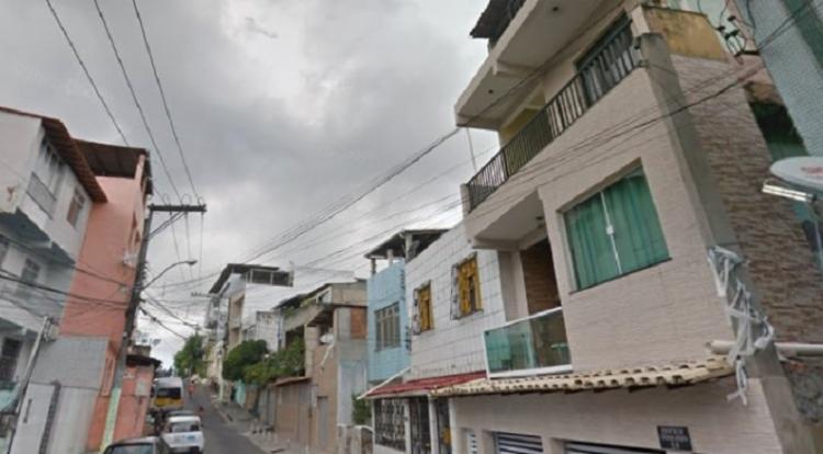 A autoria dos crimes é atribuída a cinco homens, não identificados, que chegaram ao local de carro e efetuaram os disparos | Foto: Reprodução | Google Street View - Foto: Reprodução | Google Street View A autoria dos crimes é atribuída a cinco homens, não identificados, que chegaram ao local de carro e efetuaram os disparos | Foto: Reprodução | Google Street View - Foto: Reprodução | Google Street View