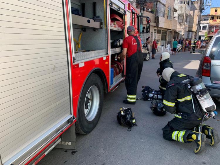 Bombeiros em ação no bairro do Uruguai | Foto: Divulgação | CBMBA - Foto: Divulgação | CBMBA Bombeiros em ação no bairro do Uruguai | Foto: Divulgação | CBMBA - Foto: Divulgação | CBMBA