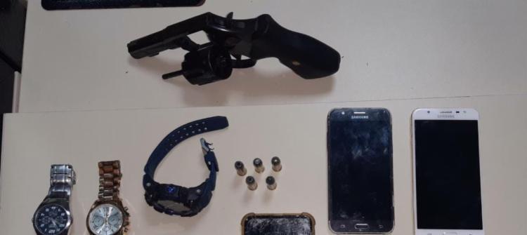 Arma foi encontrada com trio na noite desta quinta | Foto: Divulgação | SSP - Foto: Divulgação | SSP Arma foi encontrada com trio na noite desta quinta | Foto: Divulgação | SSP - Foto: Divulgação | SSP