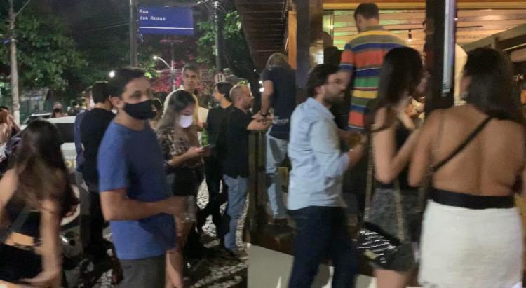 Clientes estavam aglomerados na porta dos estabelecimentos | Foto: Divulgação | Sedur