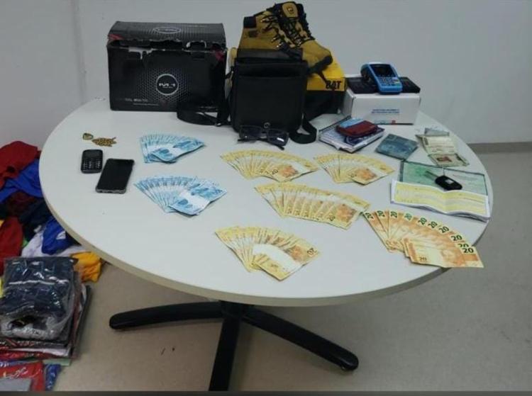 Dupla foi presa em flagrante com material ilícito | Foto: Divulgação | SSP - Foto: Divulgação | SSP Dupla foi presa em flagrante com material ilícito | Foto: Divulgação | SSP - Foto: Divulgação | SSP