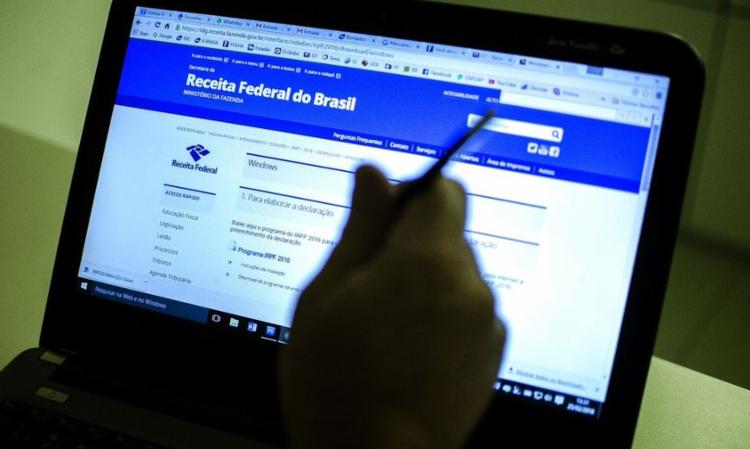 As declarações dos contribuintes ficam retidas para verificação de pendências e eventual correção dos erros | Foto: Marcelo Camargo | Agência Brasil - Foto: Marcelo Camargo | Agência Brasil As declarações dos contribuintes ficam retidas para verificação de pendências e eventual correção dos erros | Foto: Marcelo Camargo | Agência Brasil - Foto: Marcelo Camargo | Agência Brasil