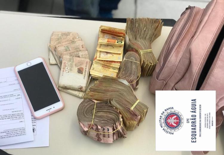 Suspeita receberia R$ 1 mil para entregar dinheiro em Feira de Santana | Foto: Divulgação | SSP-BA - Foto: Divulgação | SSP-BA Suspeita receberia R$ 1 mil para entregar dinheiro em Feira de Santana | Foto: Divulgação | SSP-BA - Foto: Divulgação | SSP-BA