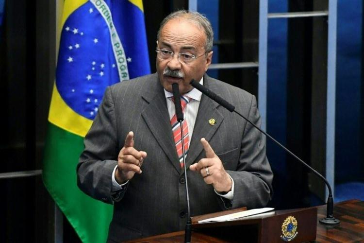 “CAIA A MÁSCARA DE MAIS UM HIPÓCRITA”
