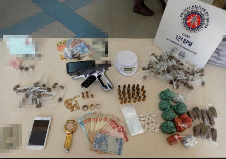 Suspeitos foram autuados por tráfico de drogas, associação ao tráfico e um deles também por porte ilegal de arma de fogo | Foto: Divulgação | SSP - Foto: Divulgação | SSP Suspeitos foram autuados por tráfico de drogas, associação ao tráfico e um deles também por porte ilegal de arma de fogo | Foto: Divulgação | SSP - Foto: Divulgação | SSP