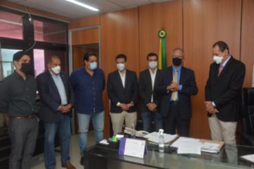 Em cerimônia reduzida, o presidente da Alba, deputado Nelson Leal (PP) concedeu a posse aos dois deputados. - Foto: Divulgação Em cerimônia reduzida, o presidente da Alba, deputado Nelson Leal (PP) concedeu a posse aos dois deputados. - Foto: Divulgação