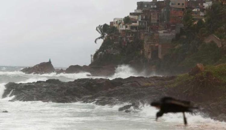 Marinha alerta para possível ressaca em Salvador até esta terça-feira