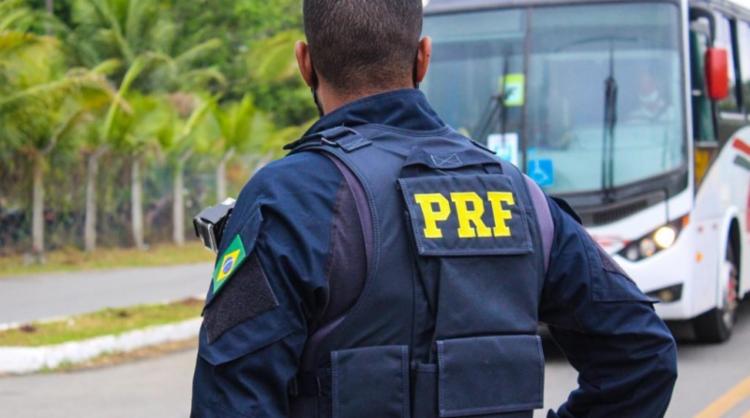Suspeito chegou a atirar contra as equipes e arremessar objetos metálicos para tentar fugir | Foto: Divulgação | PRF-BA - Foto: Divulgação | PRF-BA Suspeito chegou a atirar contra as equipes e arremessar objetos metálicos para tentar fugir | Foto: Divulgação | PRF-BA - Foto: Divulgação | PRF-BA