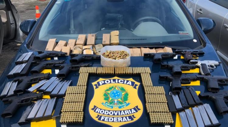 Foram encontradas 13 pistolas, 16 carregadores e 1.600 munições 9mm escondidos no painel do veículo | Foto: Divulgação | PRF - Foto: Divulgação | PRF Foram encontradas 13 pistolas, 16 carregadores e 1.600 munições 9mm escondidos no painel do veículo | Foto: Divulgação | PRF - Foto: Divulgação | PRF