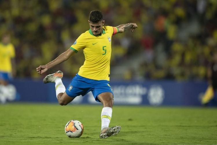 Bruno Guimarães vai substituir Casemiro na seleção brasileira