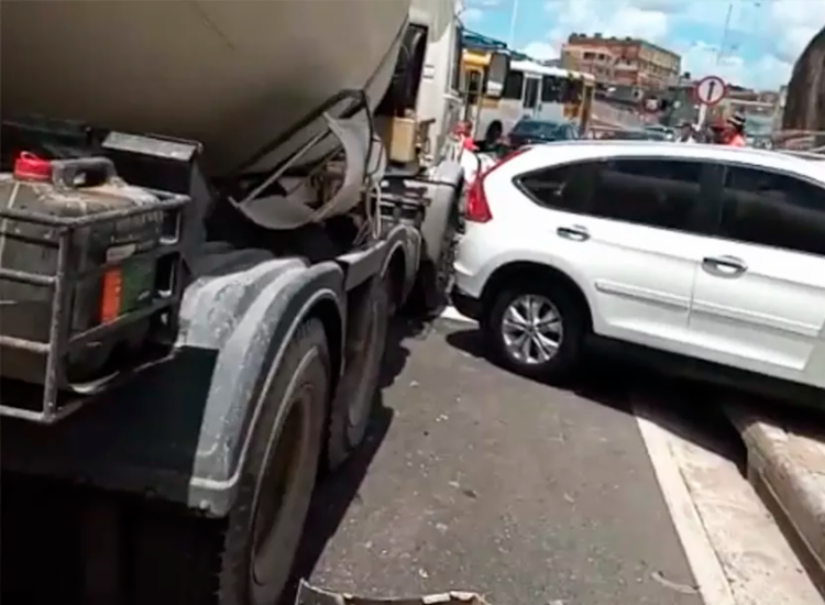 Acidente teria acontecido porque motorista do caminhão não conseguiu frear - Foto: Reprodução | Redes Sociais Acidente teria acontecido porque motorista do caminhão não conseguiu frear - Foto: Reprodução | Redes Sociais