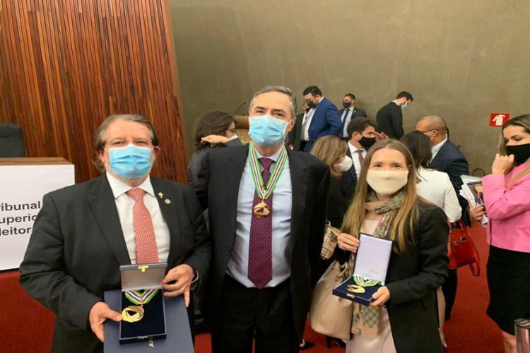 Jatahy recebeu a honraria pelo seu trabalho prestado em benefício da Justiça Eleitoral baiana | Foto: Divulgação | TRE-BA - Foto: Divulgação | TRE-BA Jatahy recebeu a honraria pelo seu trabalho prestado em benefício da Justiça Eleitoral baiana | Foto: Divulgação | TRE-BA - Foto: Divulgação | TRE-BA