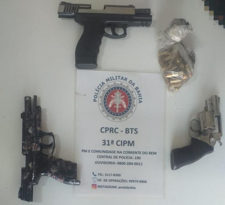 Duas pistolas, um revólver, carregadores e munições foram apreendidos com os criminosos | Foto: Divulgação | SSP - Foto: Divulgação | SSP Duas pistolas, um revólver, carregadores e munições foram apreendidos com os criminosos | Foto: Divulgação | SSP - Foto: Divulgação | SSP