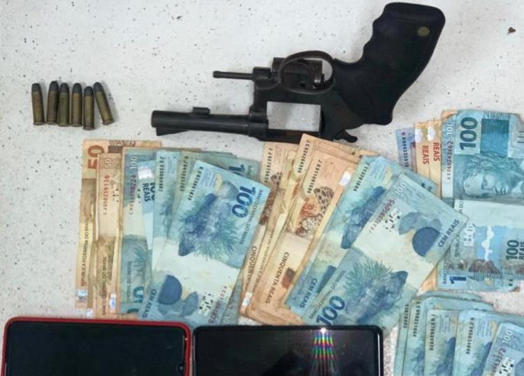 O comparsa dele, que fazia os roubos em ônibus, também foi preso | Foto: Divulgação | SSP - Foto: Divulgação | SSP O comparsa dele, que fazia os roubos em ônibus, também foi preso | Foto: Divulgação | SSP - Foto: Divulgação | SSP