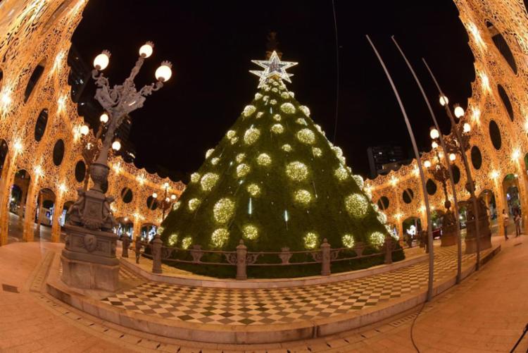 Agora, é possível fazer o agendamento para ver as luzes natalinas na Praça 2 de Julho, também às 22h10 | Foto: Divulgação - Foto: Divulgação Agora, é possível fazer o agendamento para ver as luzes natalinas na Praça 2 de Julho, também às 22h10 | Foto: Divulgação - Foto: Divulgação