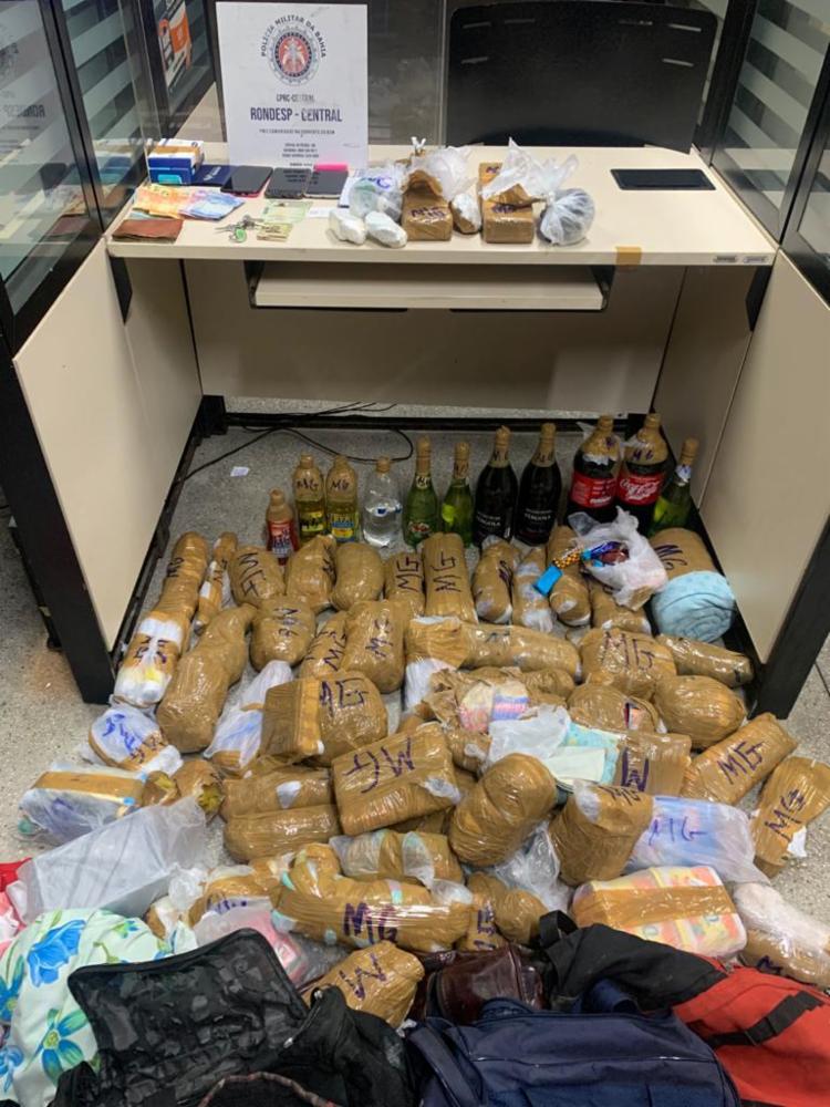 Bebidas, alimentos, roupas e materiais de higiene foram encontrados com o trio | Foto: Divulgação | SSP-BA - Foto: Divulgação | SSP-BA Bebidas, alimentos, roupas e materiais de higiene foram encontrados com o trio | Foto: Divulgação | SSP-BA - Foto: Divulgação | SSP-BA