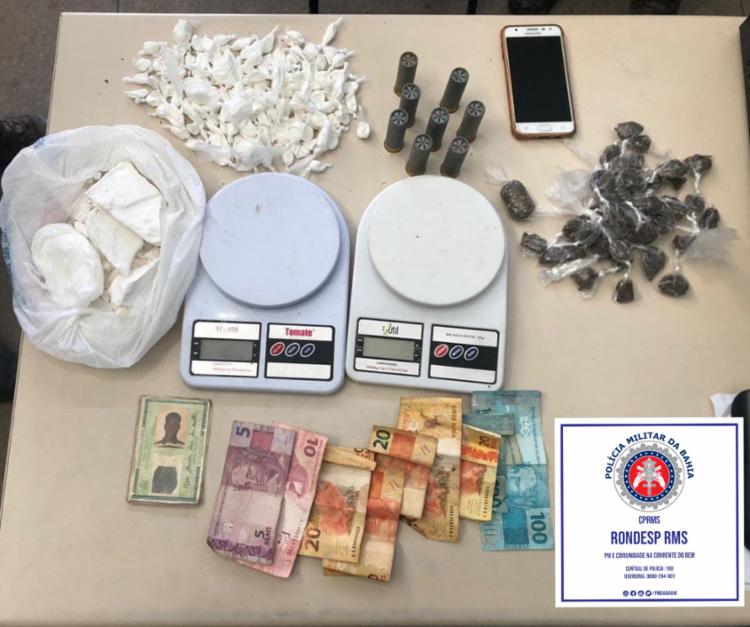 Grande quantidade de drogas e uma pistola foram apreendidas com os suspeitos; Entre eles, um utiliza tornozeleira eletrônica - Foto: Divulgação SSP Grande quantidade de drogas e uma pistola foram apreendidas com os suspeitos; Entre eles, um utiliza tornozeleira eletrônica - Foto: Divulgação SSP