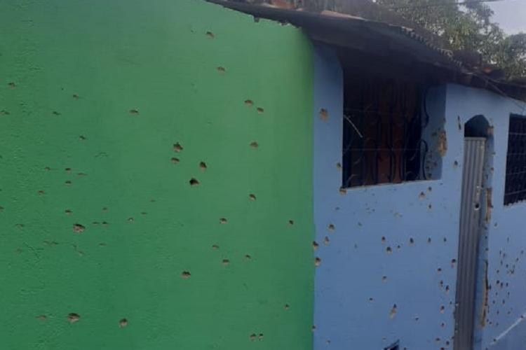 Saldo do tiroteio ficou marcado na fachada das casas | Foto: Cidadão Repórter | WhatsApp - Foto: Cidadão Repórter | WhatsApp Saldo do tiroteio ficou marcado na fachada das casas | Foto: Cidadão Repórter | WhatsApp - Foto: Cidadão Repórter | WhatsApp