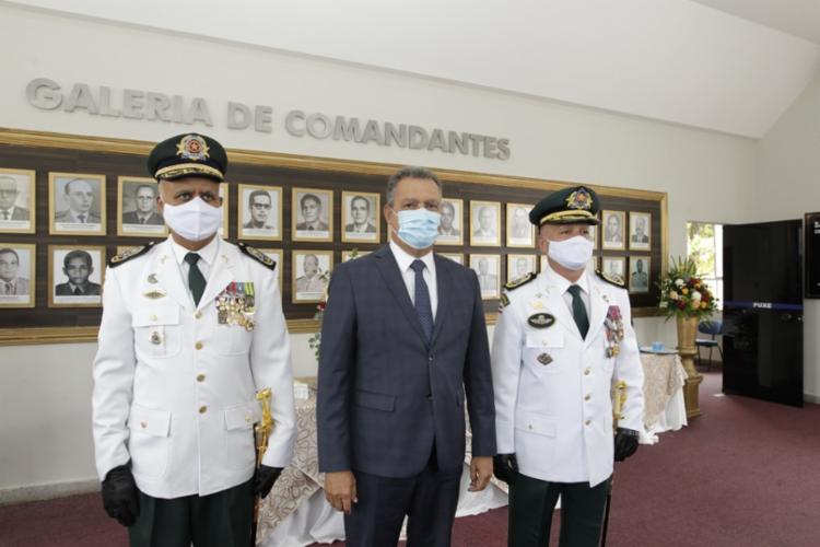Paulo Coutinho posa ao lado do Governador Rui Costa e do ex-comandante da PM, o coronel Anselmo Brandão - Foto: Fernando Vivas/ GOVBA Paulo Coutinho posa ao lado do Governador Rui Costa e do ex-comandante da PM, o coronel Anselmo Brandão - Foto: Fernando Vivas/ GOVBA
