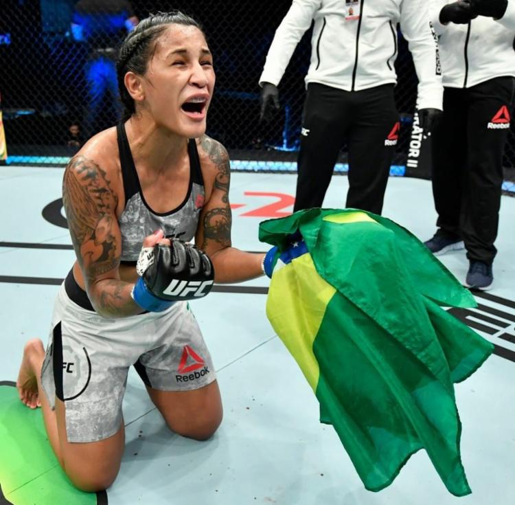 O triunfo foi um alívio para a brasileira que vinha de três derrotas consecutivas | Foto: Divulgação | UFC Brasil