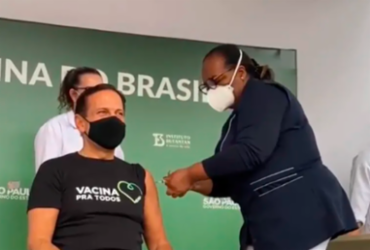 Enfermeira Mônica Calazans - primeira pessoa a ser vacinada contra o coronavírus no Estado - foi quem aplicou o imunizante I Foto: Reprodução I Twitter - Reprodução I Twitter
